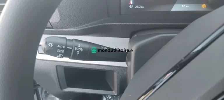 Peugeot Expert M 1.5 BLUE HDI 120 PACK LIVRAISON Premium L2H2 - Image 09 (April 29, 2026)
