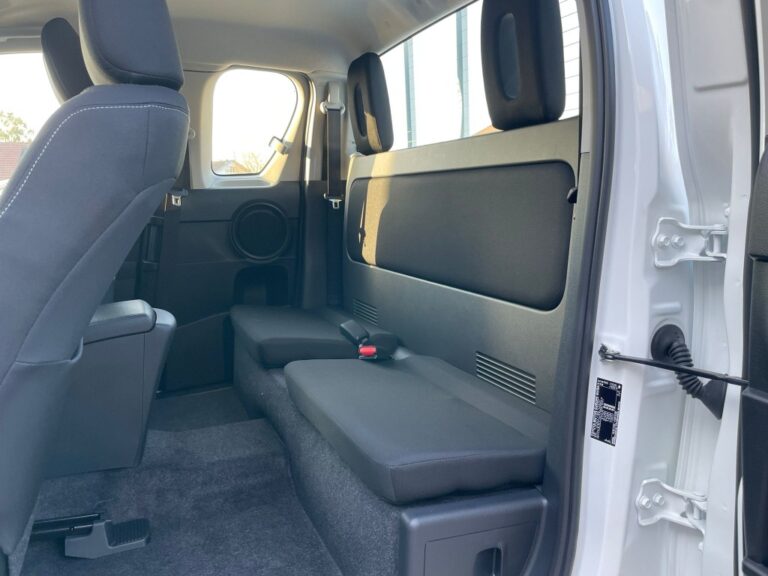 Toyota Hilux X-TRA CABINE 2.8L D-4D 4X4 (MY24) LECAP - Image 10 (July 7, 2026)