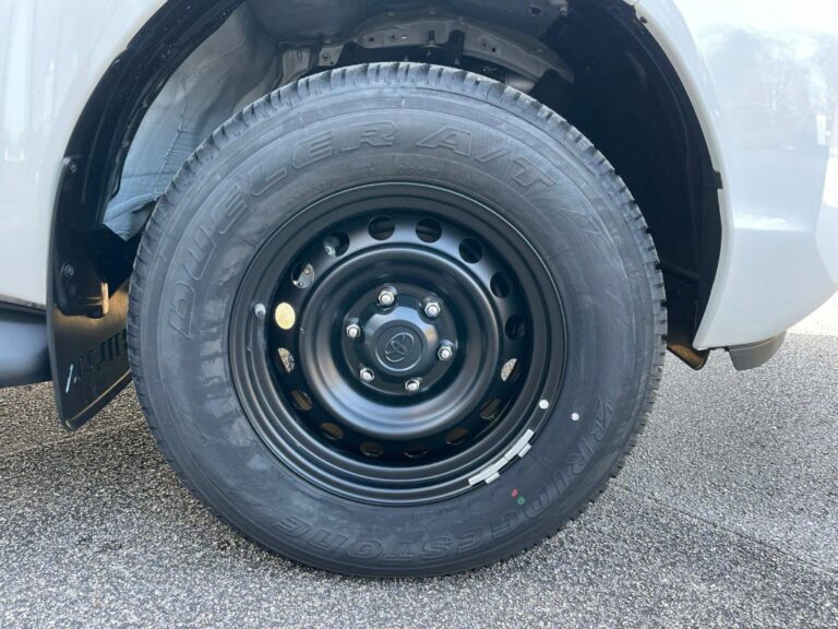 Toyota Hilux X-TRA CABINE 2.8L D-4D 4X4 (MY24) LECAP - Image 06 (July 7, 2026)