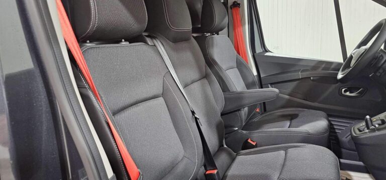 Renault Trafic FOURGON BLUE DCI 170 AUTO RED EDITION EXCLUSIVE - Image 19 (July 7, 2026)