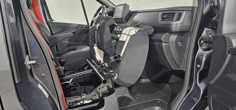 Renault Trafic FOURGON BLUE DCI 170 AUTO RED EDITION EXCLUSIVE - Image 20 (July 7, 2026)