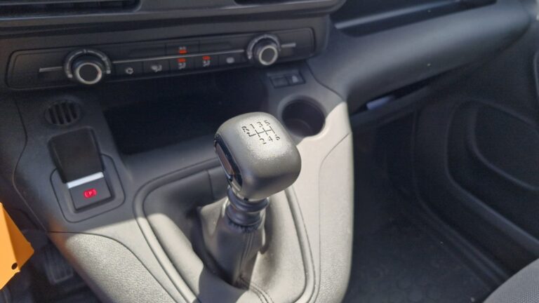 Peugeot Partner STANDARD 650 KG PURETECH 110 PREMIUM - Image 10 (July 7, 2026)