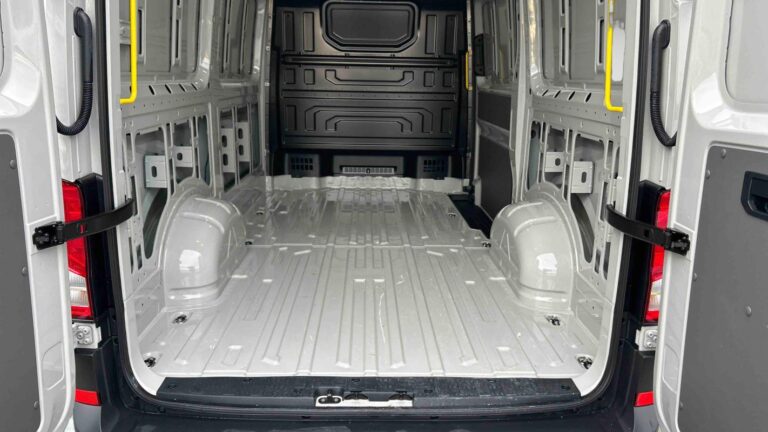 Volkswagen Crafter VAN 35 2.0 TDI 140 CH BUSINESS - Image 12 (July 7, 2026)
