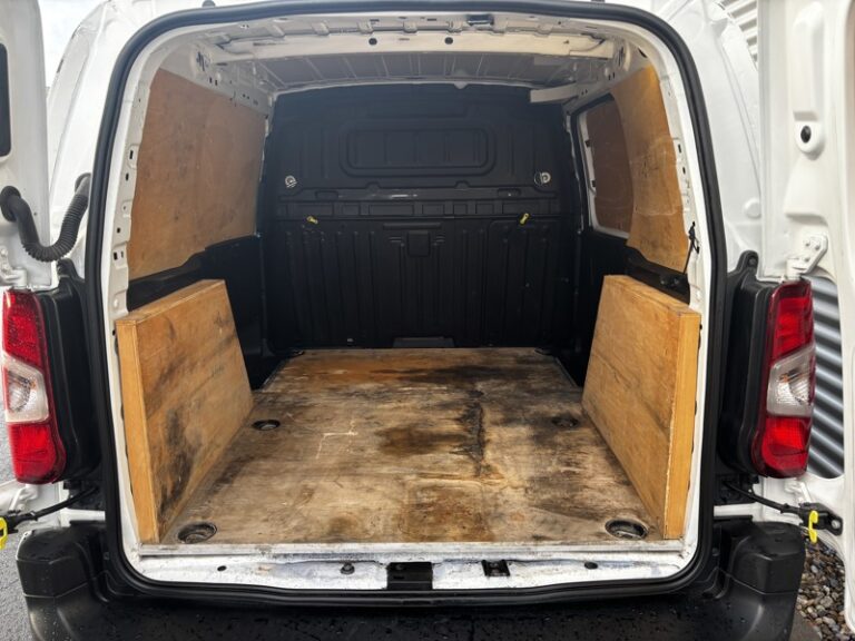 Citroën Berlingo 1.5L 130 ch EAT8 Driver M 1000KG 11990HT - Image 07 (July 7, 2026)