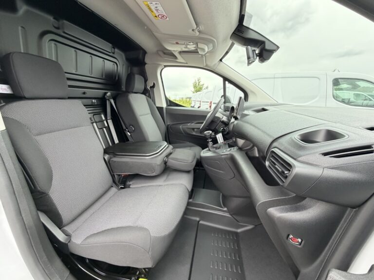 Citroën Berlingo 1.5L 100ch Pack Premium Connect M 650kg Garantie C - Image 06 (July 7, 2026)