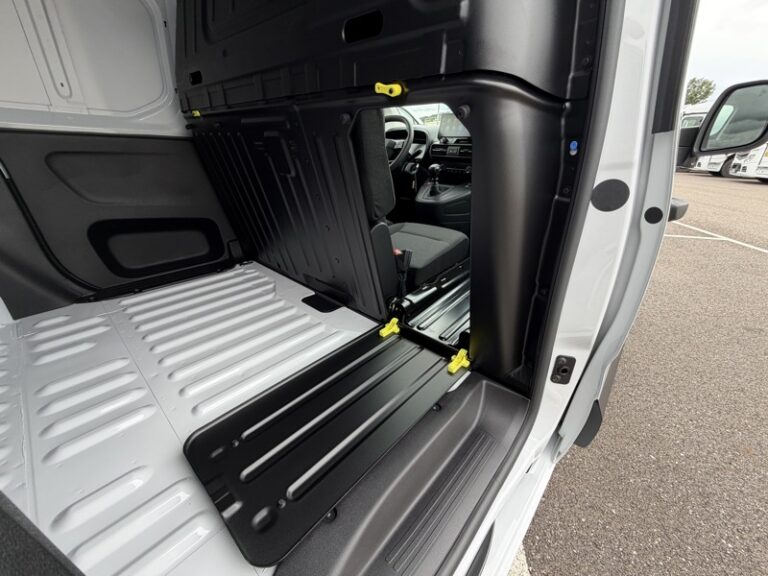 Citroën Berlingo 1.5L 100ch Pack Premium Connect M 650kg Garantie C - Image 09 (July 7, 2026)