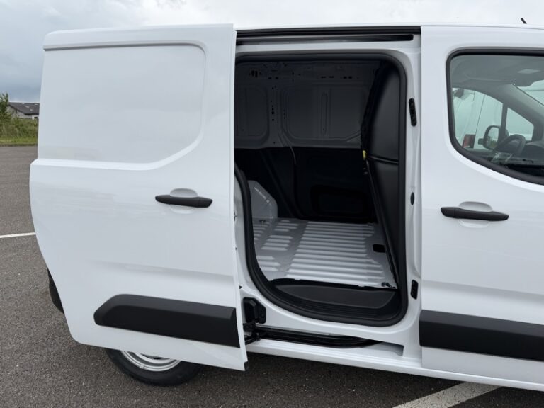 Citroën Berlingo 1.5L 100ch Pack Premium Connect M 650kg Garantie C - Image 13 (July 7, 2026)