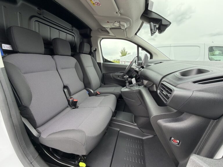 Citroën Berlingo 1.5L 100ch Pack Premium Connect M 650kg Garantie C - Image 05 (July 7, 2026)