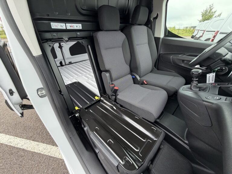 Citroën Berlingo 1.5L 100ch Pack Premium Connect M 650kg Garantie C - Image 08 (July 7, 2026)