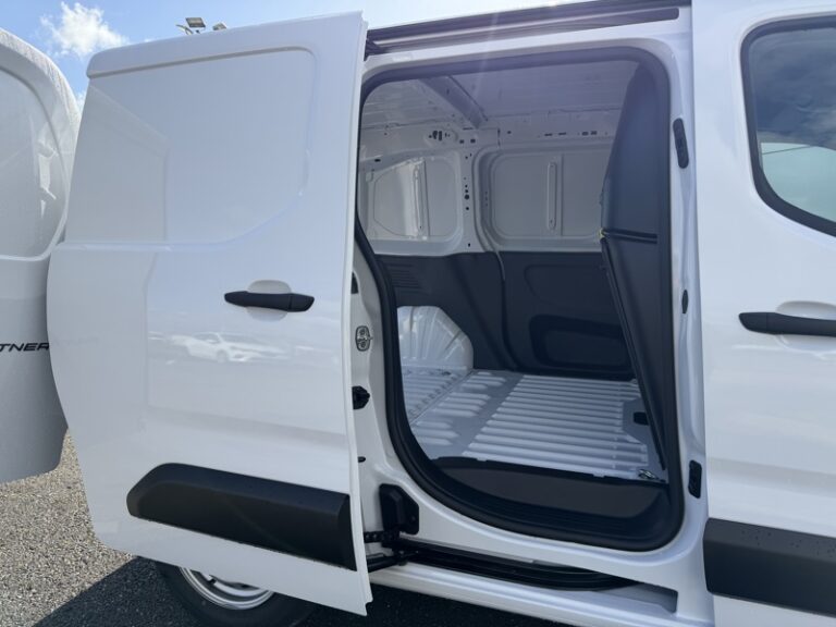 Peugeot Partner En Stock NEUF 1.5l 100CV 3 places Carplay 16990HT - Image 07 (July 7, 2026)