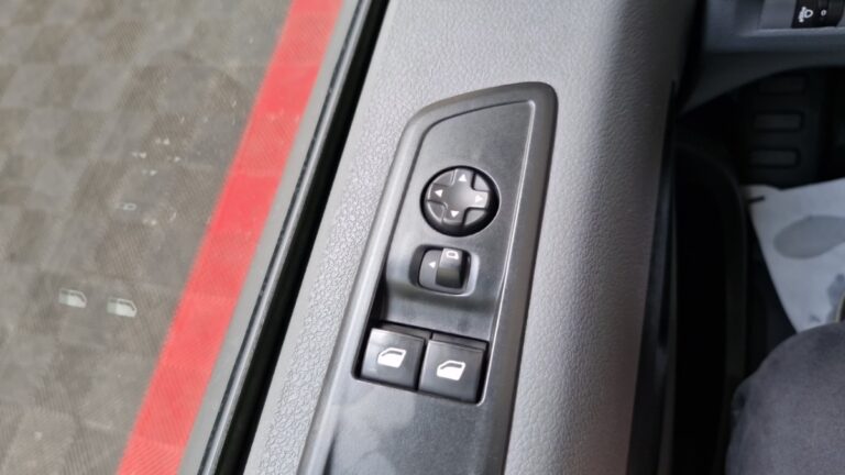 Peugeot Expert 1.5 BLUEHDI 120 S&S STANDARD PREMIUM - Image 16 (July 7, 2026)