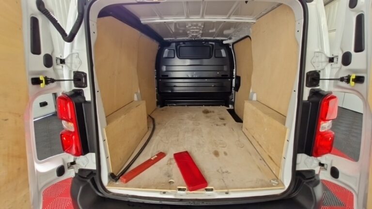 Peugeot Expert 1.5 BLUEHDI 120 S&S STANDARD PREMIUM - Image 17 (July 7, 2026)
