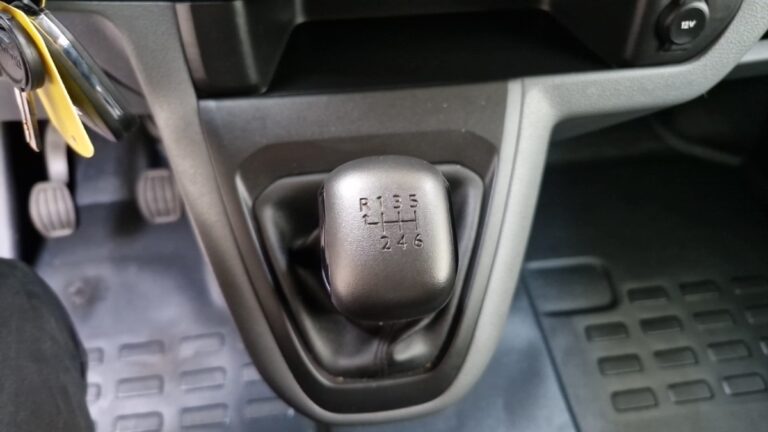 Peugeot Expert 1.5 BLUEHDI 120 S&S STANDARD PREMIUM - Image 13 (July 7, 2026)
