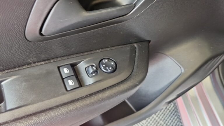 Peugeot 208 affaire BlueHDi 100 S&S PREMIUM PACK - Image 15 (July 7, 2026)