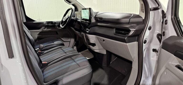 Ford Transit Custom FOURGON 320 2.0 ECOBLUE 170 CH BVA8 SPORT - Image 15 (July 7, 2026)
