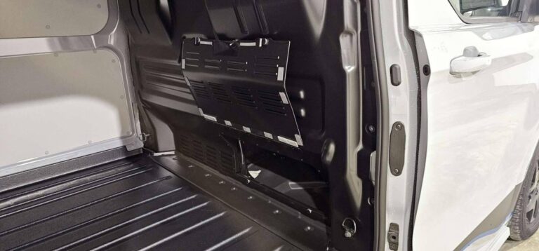 Ford Transit Custom FOURGON 320 2.0 ECOBLUE 170 CH BVA8 SPORT - Image 13 (July 7, 2026)