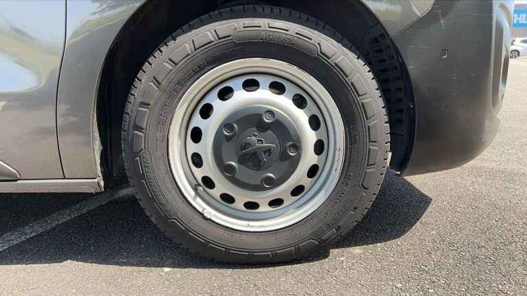 Peugeot Expert VU 3 2.0 BlueHDi 120 EAT8 Standard Fourgon Moyen – Automatique - Image 17 (July 7, 2026)