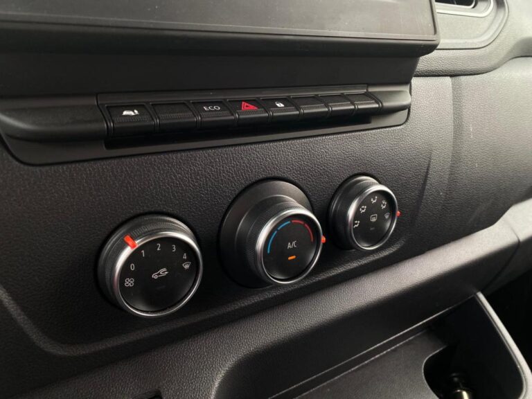 Renault Master CONFORT 2.3DCI 135CV 3T3 – CARPLAY/RADARS AR/CLIM/ KIT BOIS COMPLET - Image 08 (July 7, 2026)