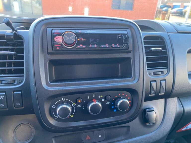 Renault Trafic GRAND CONFORT 1000 2.0DCI 145 EDC BOITE AUTOMATIQUE 15825HT /BLUETOOTH/REGULATEUR/CLIM - Image 09 (July 7, 2026)