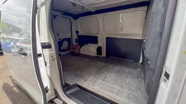 Peugeot Expert III 2.0 BLUEHDI 120 S&S STANDARD PREMIUM - Image 17 (July 7, 2026)