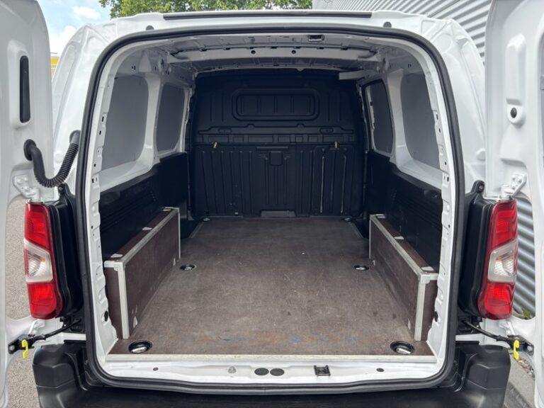 Peugeot Partner 1.5L 100ch Pack Premium Connect XL 950Kg 14 575€ - Image 07 (July 7, 2026)