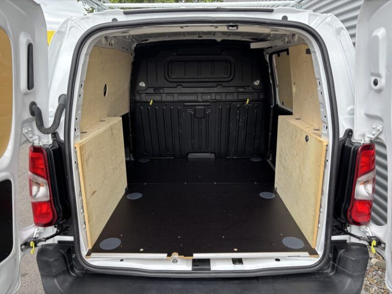 Citroën Berlingo 1.5L 130ch Club M 950Kg - Image 07 (July 7, 2026)