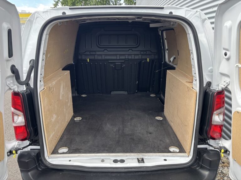 Peugeot Partner 1.5L 130ch EAT8 M 1000Kg Asphalt 16 900€ HT - Image 06 (July 7, 2026)