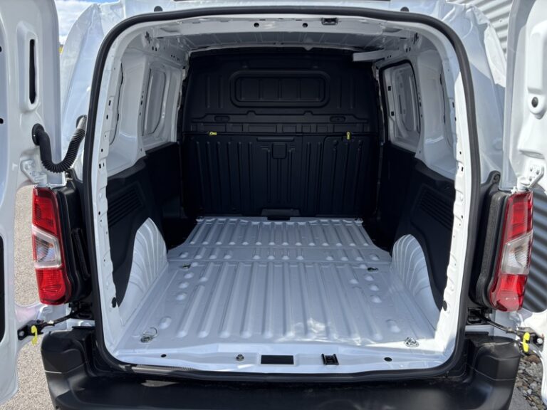 Citroën Berlingo 1.5L 100ch Pack Premium Connect M 650kg 17 075€ H - Image 07 (July 7, 2026)