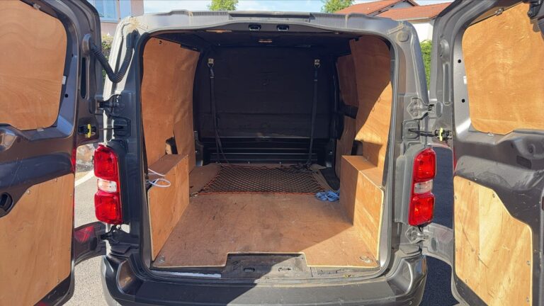 Peugeot Expert 2.0 BlueHDi 180 EAT8 Premium - Image 14 (July 7, 2026)