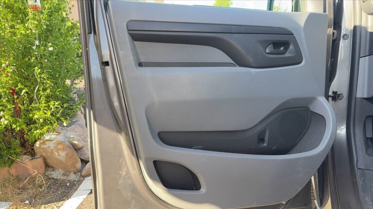 Peugeot Expert 2.0 BlueHDi 180 EAT8 Premium - Image 07 (July 7, 2026)
