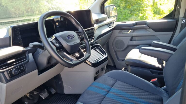 Ford Transit Custom Fourgon VU 2.0 EcoBlue 170 BVA8 Cabine Approfondie Sport – Automatique Entretien constructeur - Image 08 (July 7, 2026)
