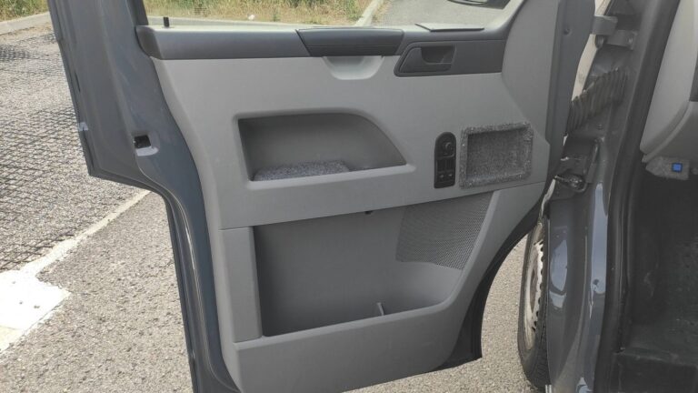 Volkswagen Transporter V 2.0 TDI 140 DSG7 Rockton Equipé « p.m.r. » – Automatique - Image 07 (July 7, 2026)