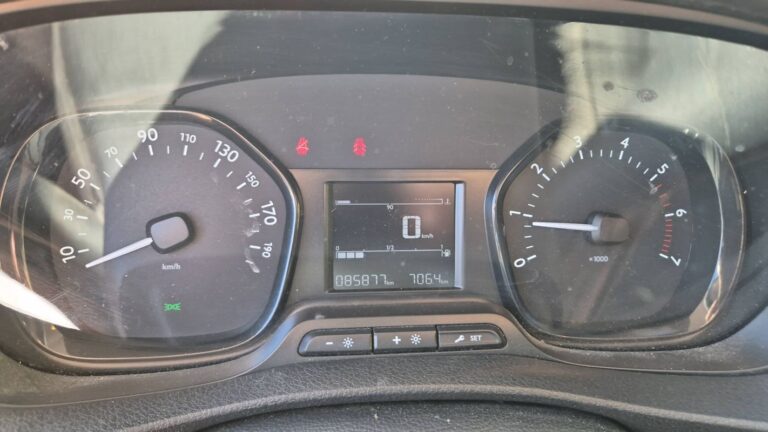 Peugeot Expert Fourgon 2.0 BlueHDi 120 Standard Premium - Image 12 (July 7, 2026)