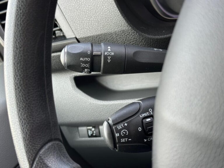 Peugeot Expert FOURGON III 2.0 BLUEHDI 150 S&S COMPACT PREMIUM PACK - Image 14 (July 7, 2026)