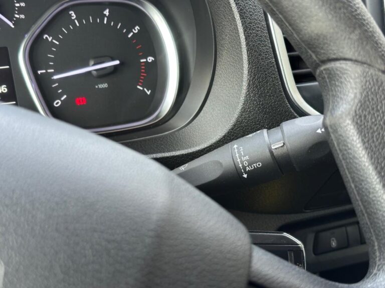 Peugeot Expert FOURGON III 2.0 BLUEHDI 150 S&S COMPACT PREMIUM PACK - Image 15 (July 7, 2026)