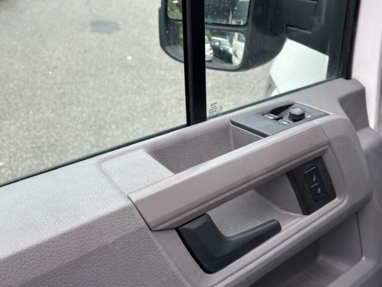 Volkswagen Crafter CHASSIS CABINE CSC PROPULSION (RJ) 35 2.0 TDI 177CH BUSINESS LINE CAISSE 20M3 HAYON PRIX TTC - Image 09 (July 7, 2026)
