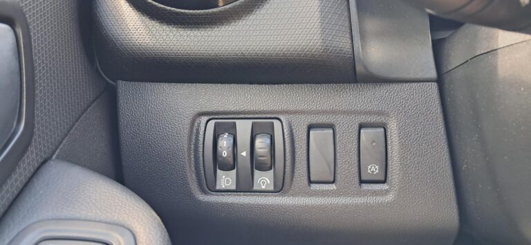 Renault Clio IV SOCIETE REVERSIBLE DCI 90 ENERGY E6C BUSINESS - Image 04 (July 7, 2026)