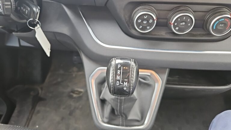 Renault Trafic FOURGON 2800 kg blue dci 150 edc grand confort - Image 13 (July 7, 2026)