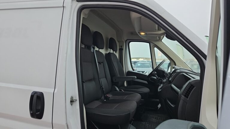 Peugeot Boxer FOURGON TOLE 435 BLUEHDI 140 SS ASPHALT - Image 11 (July 7, 2026)