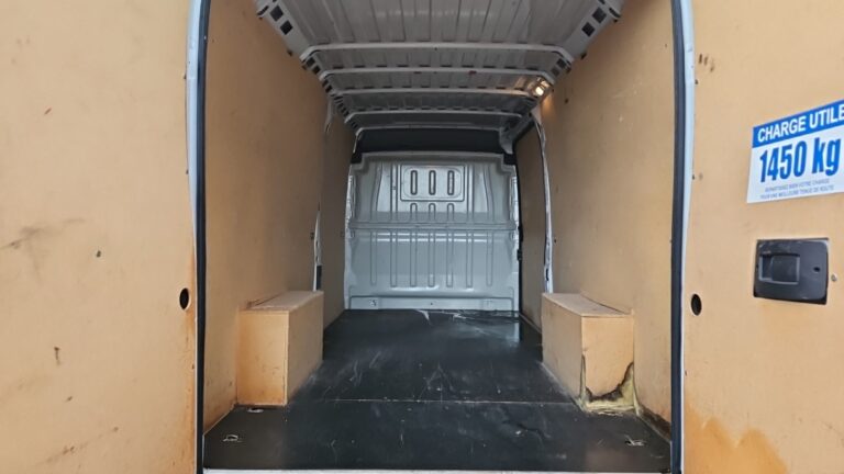 Peugeot Boxer FOURGON TOLE 435 BLUEHDI 140 SS ASPHALT - Image 09 (July 7, 2026)