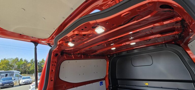Ford Transit Custom 320 PHEV 232 SPORT cabine approfondie attelage camera 360 - Image 11 (July 9, 2026)