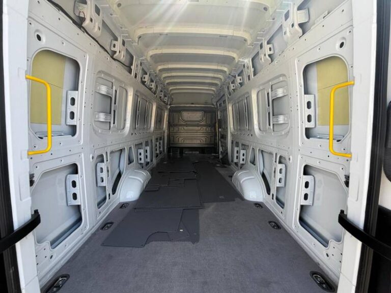 Volkswagen Crafter FOURGON VAN 35 2.0 TDI 177 CH BVA8 4MOTION BUSINESS - Image 07 (July 9, 2026)