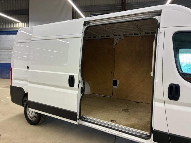 Peugeot Boxer FOURGON TOLE 333 BLUEHDI 140 S&S ASPHALT - Image 13 (July 10, 2026)