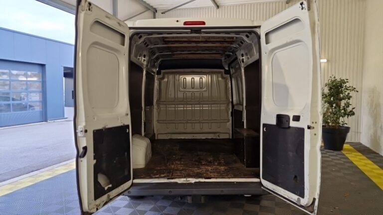 Peugeot Boxer FOURGON TOLE 335 BLUEHDI 130 SS PREMIUM - Image 06 (July 17, 2026)