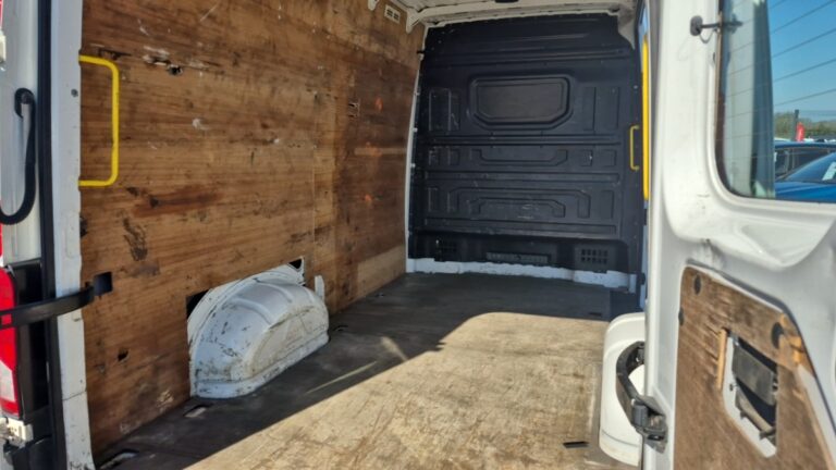 Volkswagen Crafter VAN 35 2.0 TDI 140 CH BUSINESS LINE - Image 17 (July 16, 2026)