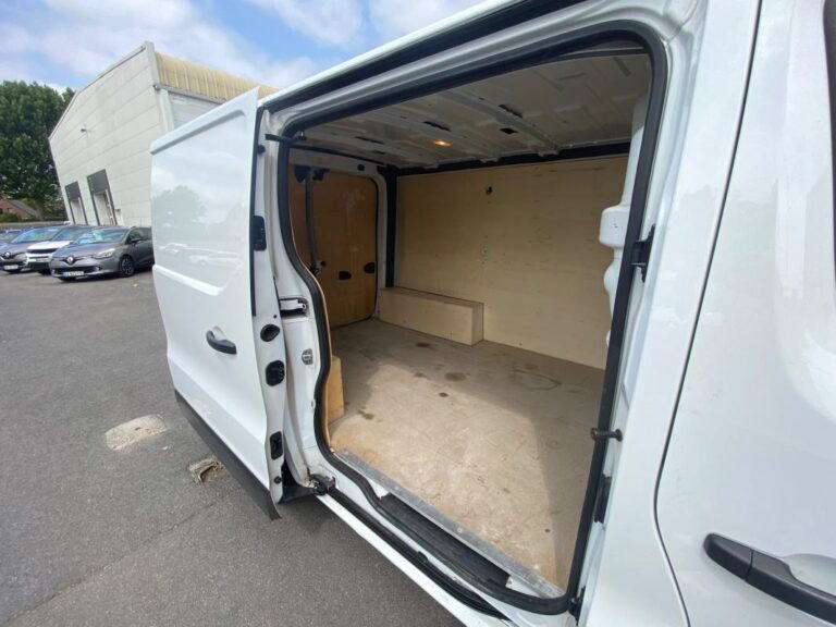 Renault Trafic GRD CONFORT 2.0DCI 130CV 2T8 13700HT – CAMERA/CARPLAY/GPS/ROUE DE SECOURS - Image 14 (July 18, 2026)