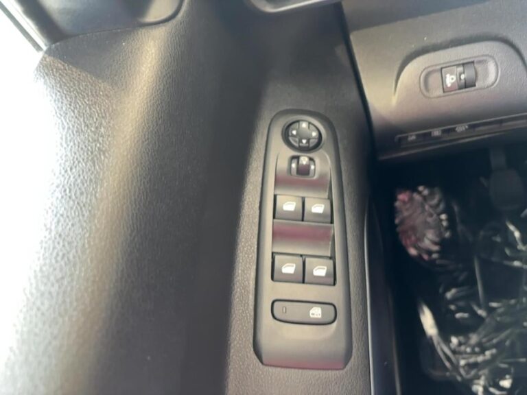 Peugeot Rifter STANDARD PURETECH 110 SS BVM6 ALLURE - Image 13 (July 20, 2026)