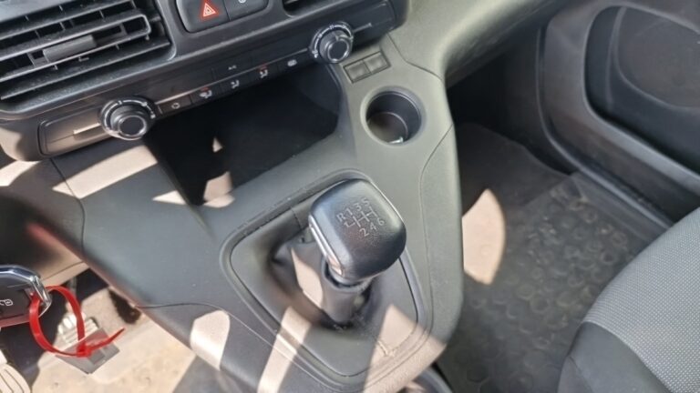 Peugeot Partner FOURGON M 650 KG PURETECH 110 SS BVM6 - Image 19 (July 21, 2026)