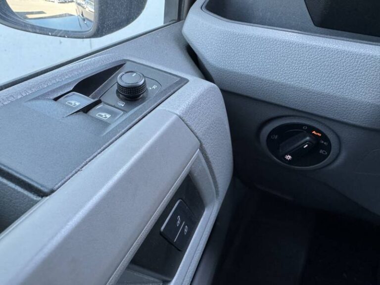 Volkswagen Crafter FOURGON VAN 35 2.0 TDI 177 CH BVA BUSINESS - Image 08 (July 2, 2026)