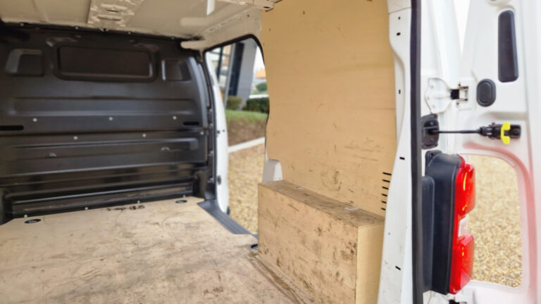 Peugeot Expert STANDARD 1.5 BLUEHDI 120 SetS BVM6 PREMIUM - Image 11 (July 6, 2026)